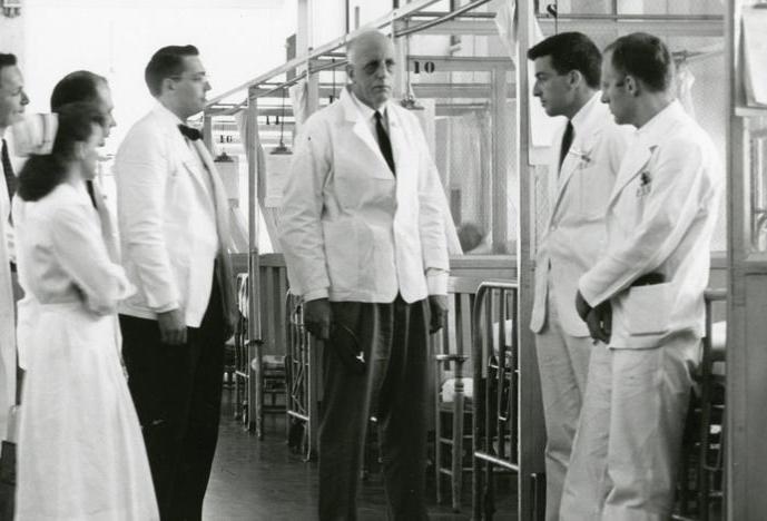 doctors in nurses standing and talking in a medical ward